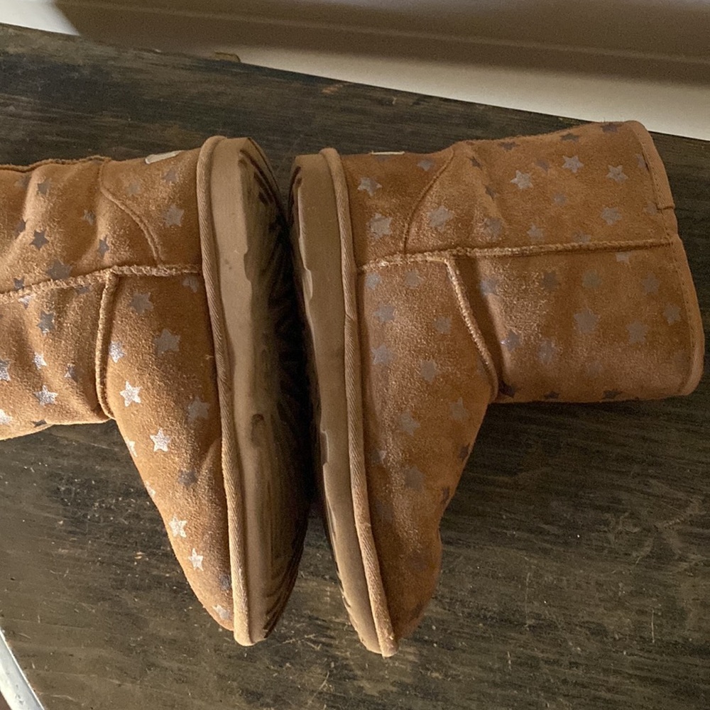 Rare Find – UGG Classic Short II Stars Boot 
Size 4 (Big Kid) | Color: Chestnut - Picture 9 of 15